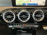 メルセデスのシートは少し硬めになっております。長時間の運転の際、適度な反発があることでお尻や腰の負担を減らす効果が御座います。