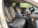 運転席シート廻りは使用感も少なく、良好な状態となっています。前オーナー様が丁寧に使っていたことがよくわかりますね。
