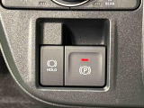 指先だけで簡単に操作が可能な電動パーキングブレーキを採用。「HOLD」スイッチを押すと、渋滞や信号待ちなどでブレーキペダルから足を離しても、ブレーキを保持するので安心です