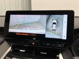 パノラミックビューモニター付きです。車両を上から見たような映像をディスプレイオーディオ画面に表示。運転席からの目視だけでは見にくい、車両周辺の状況をリアルタイムでしっかり確認できます。