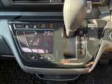 オートエアコンでパネルタッチするだけで操作が可能です(^^)☆AUTOにすれば簡単に車内の空調を快適に調整してくれます♪嬉しいシートヒーター付き(^^)