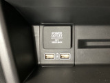 助手席前には横長のトレーとアクセサリーソケットがついています。その下に充電可能なUSB端子が2個ついていますので、手前のトレーにスマートフォンを置いて移動中でも充電できるので便利です。