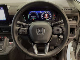 運転にかかわる様々な操作を安全に行えるように視点移動が少なく操作性に配慮されたスイッチ類が凝縮されたコクピットです。