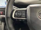 ステアリングスイッチ付きで、運転中に視線を前に向けたまま操作できます。