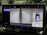 ギアをリバースに入れると車両後方の映像に加え上空からの車両周囲の疑似映像を映し出します。画面にはガイドラインが表示され、車庫入れや縦列駐車などの際に安全確認をサポートします。