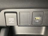 アクセサリーソケットはUSBのアダプターなどをつければ、スマホの充電にも使えます。横にはナビゲーション用の外部入力可能なUSB端子がついており、周辺には物が置けるトレーがついています。