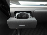 カップホルダーは運転席や助手席からちょうど手の届く位置です!!