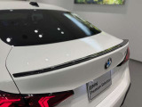 大型のL字型のリアランプもLEDライトを採用。洗練されたデザインにより、シャープなLEDランプの点灯します。後ろからの見た目にもこだわっております。