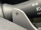 【パドルシフト】ハンドルから手を離さずに素早くシフトアップ&ダウンができるので、エンジンブレーキを使う下り坂や高速道路の合流で加速したい場面で役立ちます。