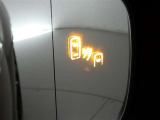 隣車線を走る車両をレーダーで検知し、ドアミラーでは確認しにくい後側方エリアに存在する車両に加え、急接近してくる車両も検知します。車両を検知するとドアミラーに搭載されたLEDインジケーターが点灯します。