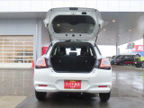 バックドアは雨でも荷が濡れにくい上開き跳ね上げ式。レジャーやショッピングの荷物も積みやすそうですね!