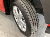 安全に走行するためには空気圧の確認をはじめ溝の深さ、ひび割れの等の点検が必要です。点検時に交換が必要と判断した場合は交換いたします。
