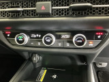 運転席/助手席シートヒーターで寒い日もすぐに温かくなり快適に過ごせます。3段階の温度調整が可能です