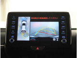 【パノラマモニター】に搭載した4つのカメラにより、車を真上から見ているような映像を表示。運転席から確認しにくい車両周囲の状況を把握できます。