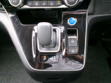 オートブレーキホールド。信号待ちなどの停車時に、ブレーキペダルを不に続けなくていなくても自動的にブレーキ力がキープされる機能です。アクセルペダルを踏めば、ブレーキが解除され発進が可能です。