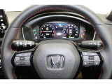 ハンドル左側にはオーディオ操作が出来るオーディオリモートコントロールスイッチ、右側にはHondaSENSINGとオートクルーズスイッチを装備!長距離運転や高速道路の運転では大活躍です!
