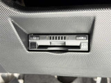 【ETC】高速道路などの料金所における自動料金支払いシステムです。車載器と料金所のアンテナとの間で無線通信を行い、料金を自動で支払うことができます。