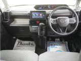 運転にかかわる様々な操作を安全に行えるように視点移動が少なく、操作性に配慮されたスイッチ類が凝縮されたコクピットです。