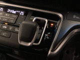 CVT車のセレクトレバーです。低速から高速まで、変速ショックのないスムーズな走りと、エンジン効率のよい領域を維持して燃費にも貢献します。