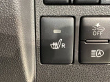 運転席側にはシートヒーターが付いています!寒い日に便利な装備ですね。