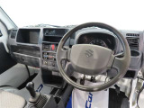 運転席付近の様子になります。