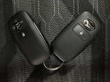 スマートキーを装備しています☆カギをカバンやポケットに入れて頂いた状態でドアロックの開閉やエンジンスタートをして頂けますよ!とても便利な装備です!