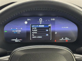 【メーター】メーターがすべて液晶画面で表示。クルマのスピードなど重要な情報の視認性はそのままに、非常にたくさんの情報が表示可能。最新の車両にふさわしい近未来的な印象を受けますね!安全機能の設定も可能。