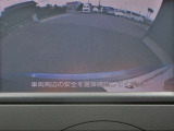〔バックカメラ〕ギアをバックに入れると画面に自動的に後方映像が映し出され確認可能です。車庫入れなどの際に安全確認が出来て安心ですね。