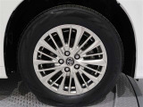 アルミホイールを装備、タイヤサイズは225/60R17です。