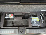 トランクルームのフタを開けると付属の車載工具がございます(^^) 必要に応じて買い足していただくことも可能です!