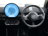 運転に必要な情報はヘッドアップディスプレイ、中央ディスプレイからタッチパネルで操作します。
