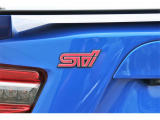 STI SportグレードのみチェリーレッドSTIエンブレム付きです。