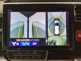マルチビューカメラの中にフロント・サイドビューカメラシステムを装備。樹木やブロック塀などで左右の見通しが悪い場所、狭い路地や駐車場などでクルマの前方向や両サイドの視界をサポートする便利な機能です。