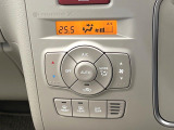 【オートエアコン】一度お好みの温度に設定すれば、車内の温度を検知し風量や温度を自動で調整。暑い&hellip;寒い&hellip;と何度もスイッチ操作をする必要はありません。快適な車内空間には必須の機能ですね♪