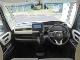 【インパネ周り】広々とした視界性の良い運転席です。ゆったりとした快適な乗り心地で運転できます。インテリアカラーはシックな色合いのブラウン&times;アイボリー。心地よい時間が流れるモダンな空間に仕立てました。