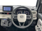 運転席まわりです。 各操作スイッチは使いやすい位置に配置されてます。