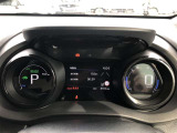 大型メーターで視界も良好な運転席廻りです。運転時の視線移動が少なくて済むので、安全性にも一役かってくれます。