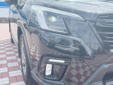 【LEDヘッドライト】悪天候や夜間走行時も良好な視界を確保し安心して運転できる高輝度LEDヘッドライトを装備!点灯速度が早く、消費電力も抑えられています。