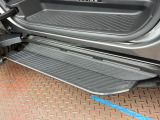 【電動サイドステップ】ドアを開けると自動でステップが出てくれるので、車高が高くても無理なく乗り降りできます。お子様やご年配の方にも安心で使わない時は収納され見た目もすっきりします♪