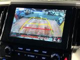 【バックカメラ】駐車時に後方がリアルタイム映像で確認できます。大型商業施設や立体駐車場での駐車時や、夜間のバック時に大活躍!運転スキルに関わらず、今や必須となった装備のひとつです!