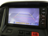 車庫入れの強い味方。後退時の死角をチェックするために便利です。