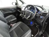 シンプルで使いやすいデザインの運転席です。