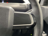 ステアリングスイッチ付きで、運転中に視線を前に向けたまま操作できます。