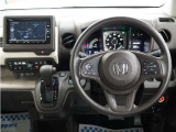 運転にかかわる様々な操作を安全に行えるように視点移動が少なく、操作性に配慮されたスイッチ類が凝縮されたコクピットです。