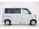 県内13店舗にて常時500台以上ダイハツ車を展示中です。見て、触って、納得のいく一台をぜひ見つけてください。