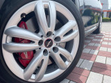 ●純正17インチアルミホイール:輸入車ならではの卓越した走りを支えるホイールと足回りです!日本車の走りに慣れている方にもぜひ体感して頂きたいほど、高いレベルでまとまっています!