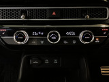 オートエアコンは左右席で独立温度コントロールが可能です。運転席はキンキンに冷やして助手席はマイルドにと言った設定が可能です☆暑さ寒さでケンカすることもなくなりますね♪