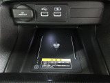 ワイヤレス充電器を装備しています。USBジャック付きです。全車、弊社専門スタッフによる内外装クリーニングを実施しております。綺麗な状態でご納車いたします。