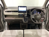 車内は光触媒抗菌消臭施工済です。スタイリッシュなデザインで暖かみのあるインパネ周りを演出します。グローブボックスやカップホルダーのほかにトレーなどたくさんの収納スペースが装備されています。