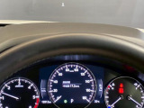 【アクティブ・ドライビング・ディスプレイ】フロントガラスにルートや車速などの情報を表示し、ドライバーの視線移動と、焦点調整の 時間をさらに短縮する事で、わき見のリスクを低減し ます。